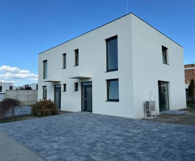 Newly built 3-bedroom house with a spacious garden