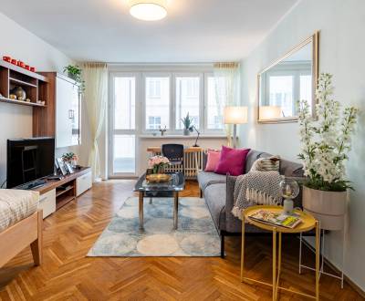 Bright 1room apt 40m2, with balcony, right in the city center 