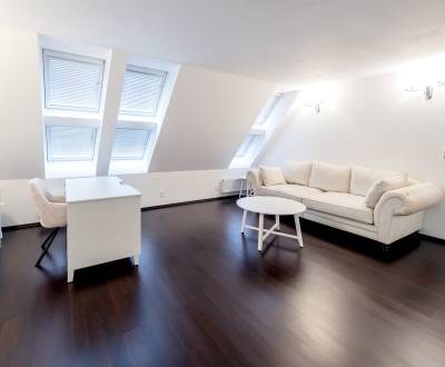 Nice, modern 2bdr apt 125 m2, A/C, two bathrooms, in the city centre 