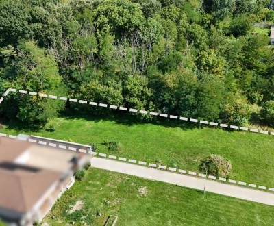 Land for building a house with access to utilities in a private zone