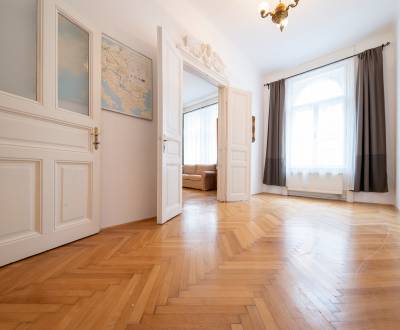 Unique 3-bdr apt 120m2, stucco, parquet floors, high ceiling, Palisady