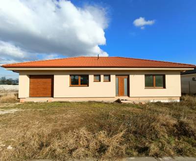 SALE - 5 roomed house with large garage, Lužianky, Smreková ulica