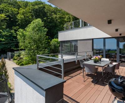 Modern 5-bdr family house near the forest with a view of the city