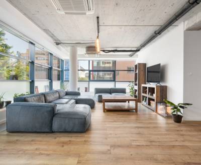 Spacious Modern 4-Room Apartment in Prime Old Town Location