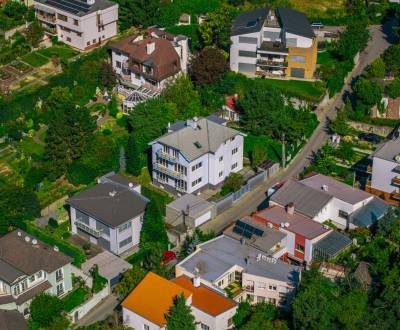 Spacious, sunny 3-storey family house, plot 571 m2, 6 x parking