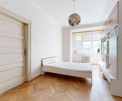 Spacious 4 bedroom apartment in City Centre with great potential 