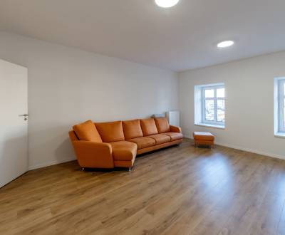 Modern, spacious 1bdr apt 70m2, in quiet yard, brand new