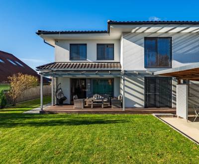 Stylish 6-bedroom family house near a park, 240m2, terrace, 6x parking