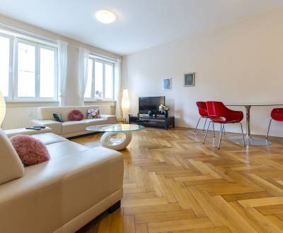 Spacious, sunny 2bdr apt 96 m2, right in the city center