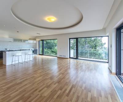  Spacious 3bdr apt 142 m2, with terrace and parking, great location
