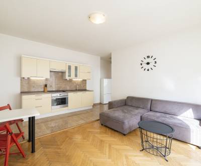 Pleasant sunny 2bdr apt 70m2, with parquets, in the historic cente