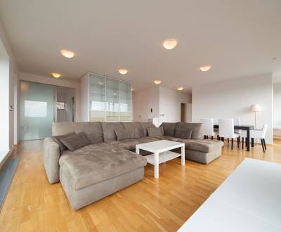 Beautiful 3 bdr apt 120 m2, terrace and sauna in residential villa