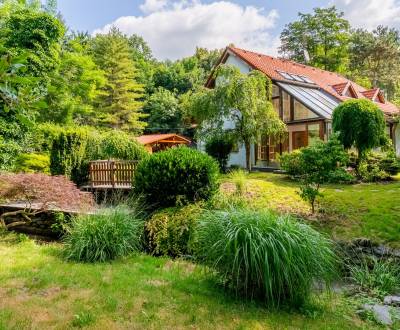 Spacious 2-storey family house 240 m2, with winter garden and land