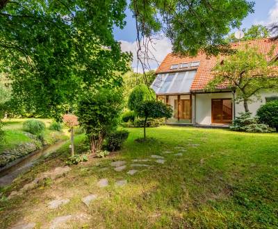 Spacious 2-storey family house 240 m2, with winter garden and land