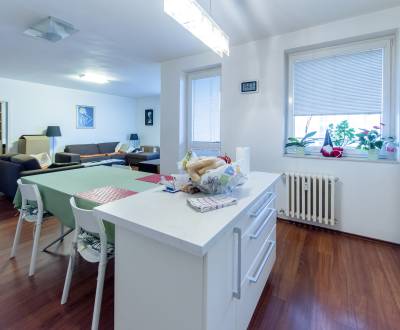 Spacious, likeable 3 bdr apt 107 m2, with loggia and parking