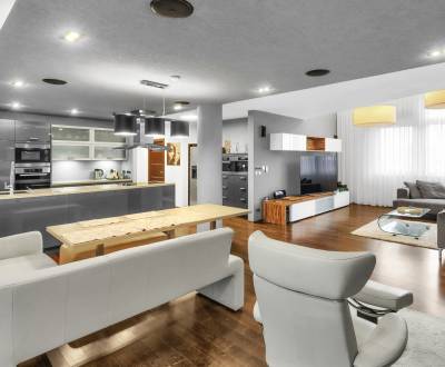 Unique 5 bdr apt 222m2, with fireplace, amazing terrace and 2x parking