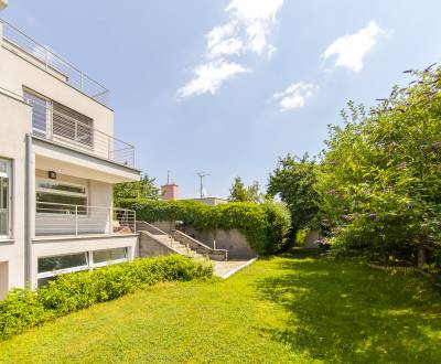 High standard 8bdr family house 450m2, with AC, pool, sauna and garden