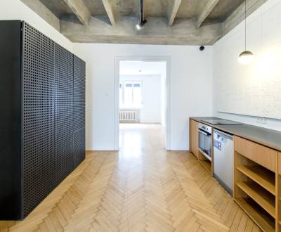 SOLD Sunny, spacious 3 bdr apt, 125 m2, balcony, city center