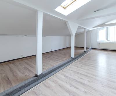 Attic office spaces 97m2 with A/C and parking in good location