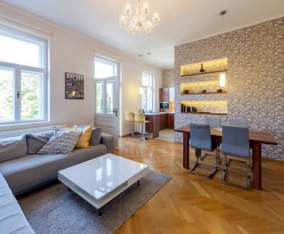Spacious 2bdr apt in historical villa 120 m2, with balcony nad cellar