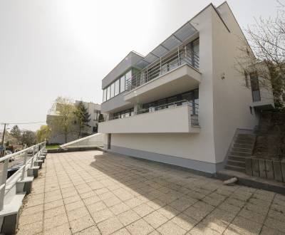 Superior villa with beautiful views, 302 m2 with garden, unfurnished