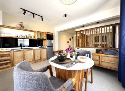 Studio-apartment-dinning-table.JPG