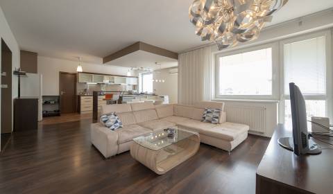 Spacious 3 bdr apt 115m2, with A/C, balcony and terrace