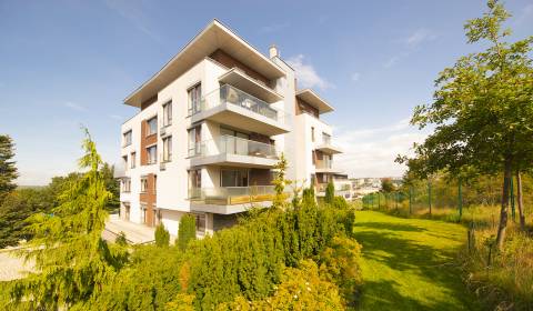 Superior 1 - bedroom apt, 70 m2, furnished, double garage, loggia