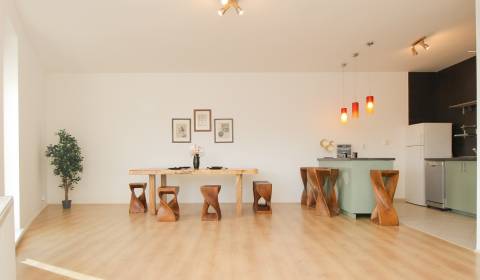Spaciou, sunny 2-bdrm apartment with balcony and parking