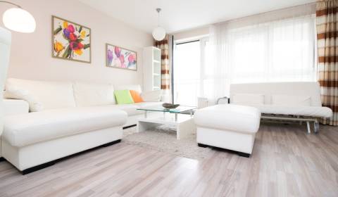  METROPOLITAN │Spacious furnished 1 bdrm apartment with terrace 