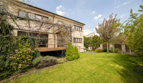 Spacious 4 bdr family house, 265 m2, garden, double garage, Koliba