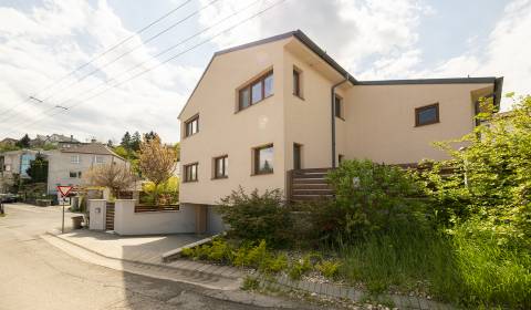 Spacious 4 bdr family house, 265 m2, garden, double garage, Koliba