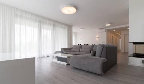  METROPOLITAN │Modern apartment with spacious terrace for rent