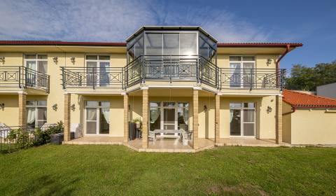 Unique sunny 4bdr house 200m2 with terrace and garden, 3x parking