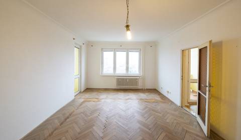 2,5bdr apt at Slimák, beautiful view, 2 loggia, original state, 10/11f