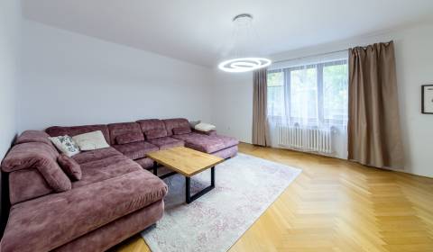 Modern 2bdr apt 92 m2, with balcony and garage, parking, garden