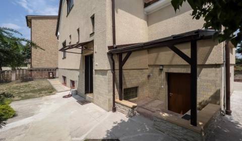 Spacious 9bdr house 250m2, A/C, parking, with garden 560m2 