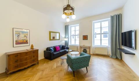 Amazing 2bdr apt 95m2, historical building on the pedestrian zone