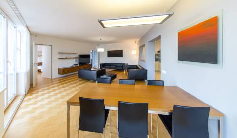 Spacious 2 bdr apt 107m2, with loggia and parking under the castle