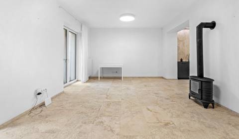 Nice, bright 3bdr family house 100m2,fire place and garden, parking