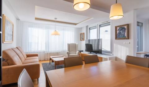 Sunny 2 bdr apt 90 m2, A/C, 2x terrace, parking and great view, RETRO