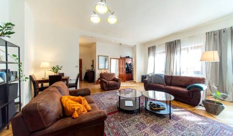 Stylish 1 bdr apt 71 m2, with balcony in the historic city center