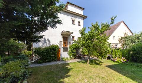 Sunny 2bdr apt 91 m2 in a house, with garage and garden 