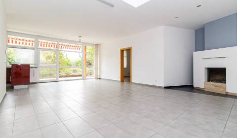 Superior family house with garage and terrace for rent