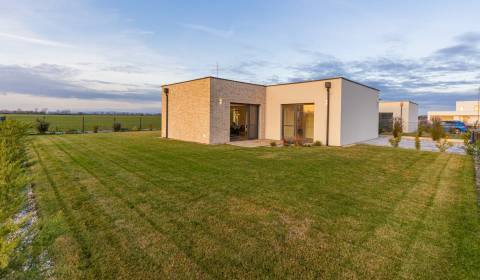 High standard 3bdr house 109m2, with 2 terraces, garden and 3 parking