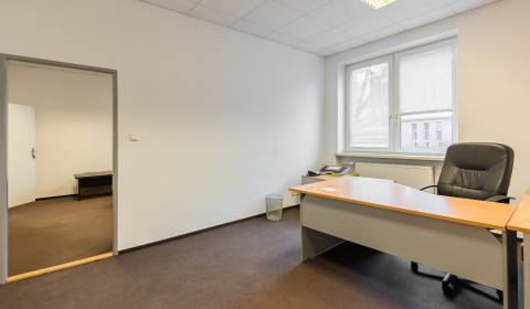 Spacious office space 120m2 with parking in wanted location