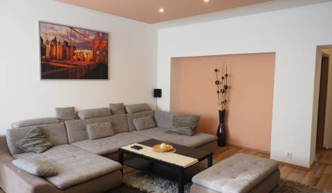 Spacious 3bdr apt 120m2, right in the center, with French balcony