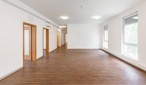 Office premises in family house 294 m2, 8x parking, great area
