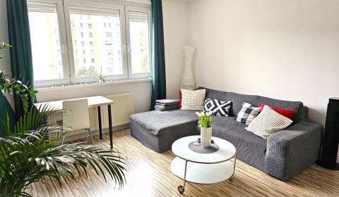 Krásny zrekonštruovaný 2 izbový byt, Saratovská ulica, BA IV. Dúbravka