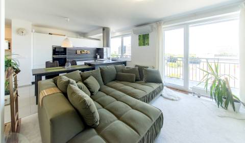 High standard 2bdr apt 75 m2, with A/C, balcony and parking, 2x cellar